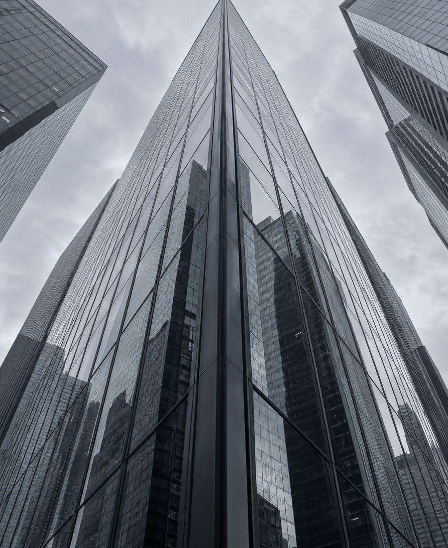 Edifício corporativo visto de baixo, símbolo de solidez e estrutura